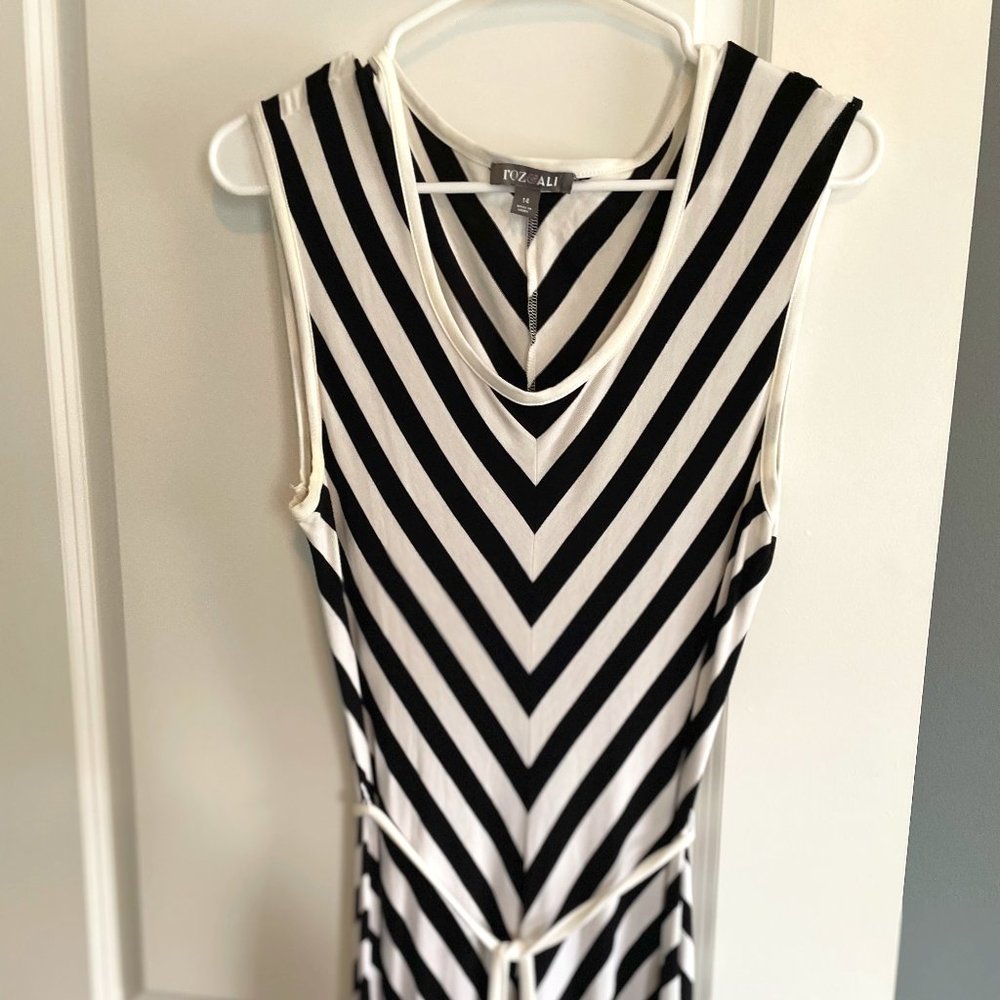 Roz & Ali Black and White Chevron Maxi Dress